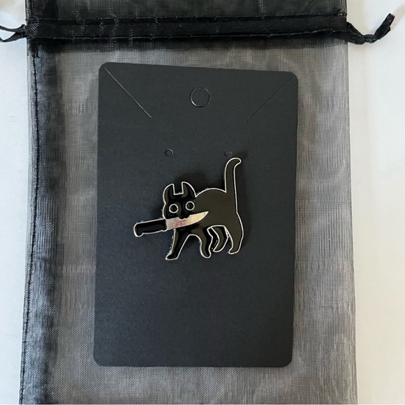 Black Cat With Knife Enamel Pin With Black Mesh Gift Bag Halloween Goth Punk - Picture 4 of 7